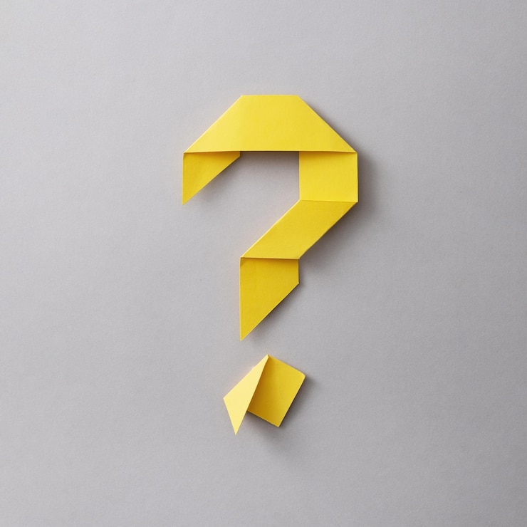 Foto signo de interrogación de origami de papel amarillo cuidadosamente doblado sobre un fondo gris cuadrado colocado en el centro