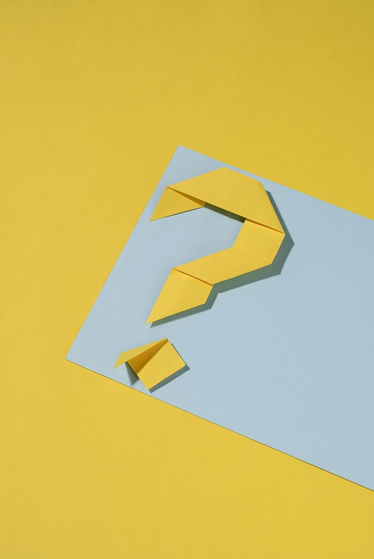 Foto signo de interrogación de origami de papel doblado amarillo en una pancarta azul sobre un fondo amarillo a juego con espacio de copia para usar como plantilla de diseño