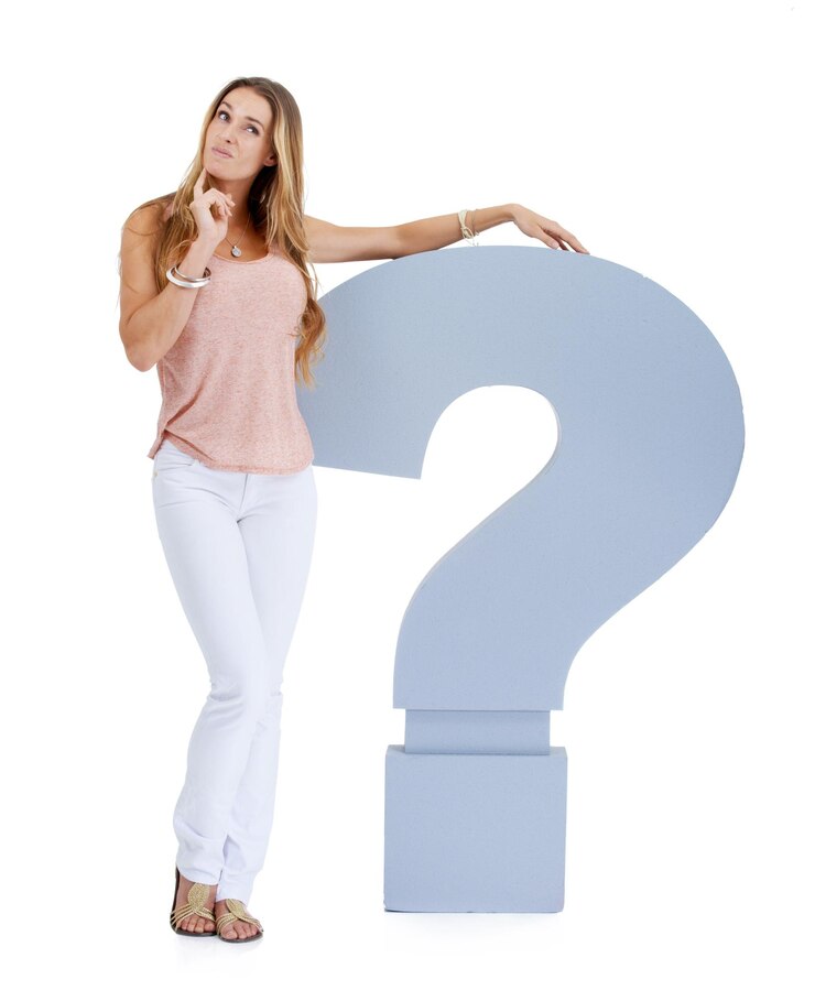 Foto signo de interrogación de pensamiento y mujer sobre un fondo blanco con signo para ideas de decisión o resolución de problemas pregunta confusa y duda del modelo con fuente de icono o cartón para solución en estudio