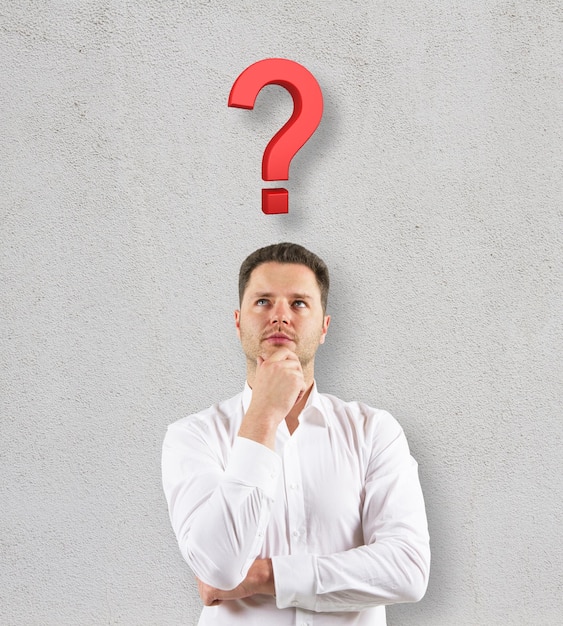 Signo de interrogación sobre la cabeza