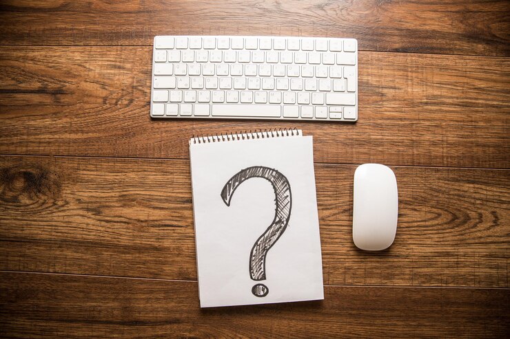 Foto signo de interrogación y teclado con mouse
