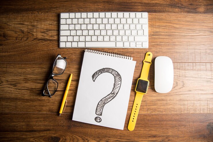 Foto signo de interrogación y teclado de reloj
