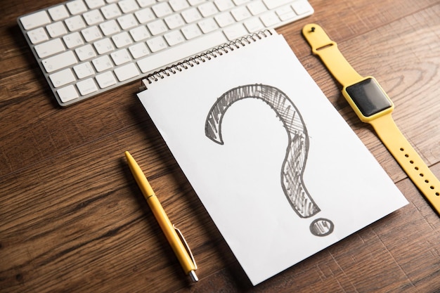 Signo de interrogación y teclado con reloj.