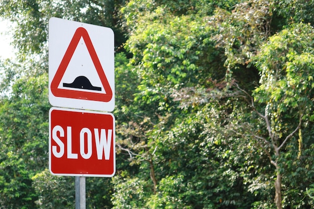 Signo lento en la calle en Singapur.