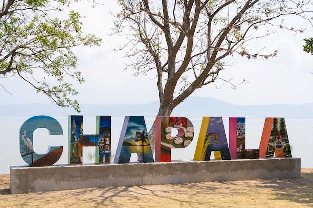 Signo de letras de palabras del lago de Chapala con pinturas de diseño original en el estado de Jalisco, México