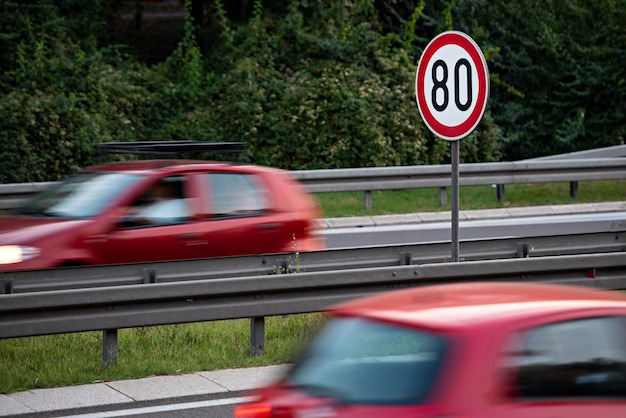 Signo de límite de velocidad de 80 km h en una autopista