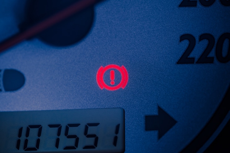 Foto signo de luz de advertencia del freno de mano iluminado de cerca