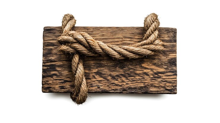 Foto signo de madera rústico con cuerda