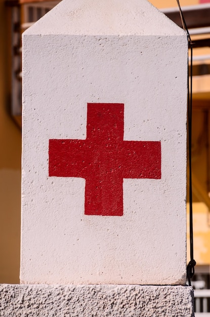 Signo médico de la Cruz Roja sobre un fondo blanco.