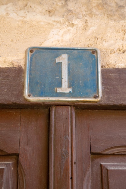 Signo de número uno en la puerta delantera