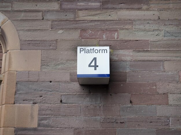 Signo de la plataforma 4 en la estación