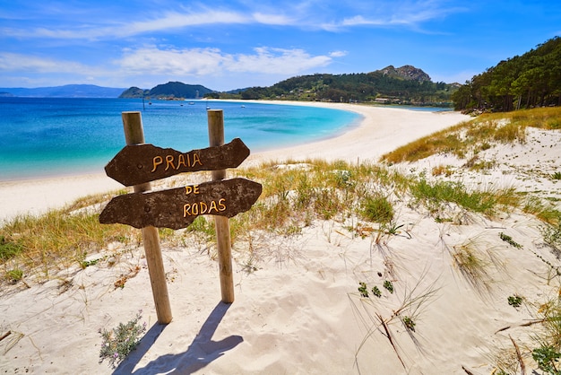 Signo de la playa de Praia de Rodas en las islas de la isla de Cies, Vigo.