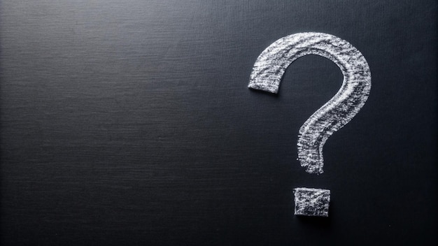 un signo de pregunta está en una pizarra con la palabra pregunta en él