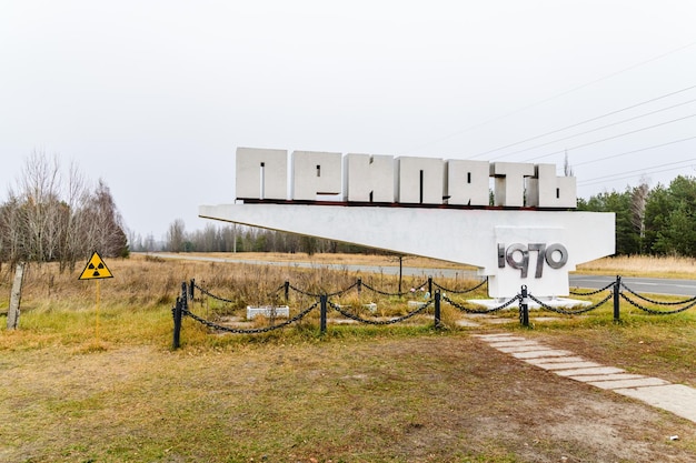 Signo de radiación cerca de la ciudad de Pripyat cartel de bienvenida en la zona de exclusión de Chernobyl Ucrania