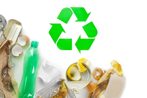 Signo de reciclaje y basura sobre fondo blanco.