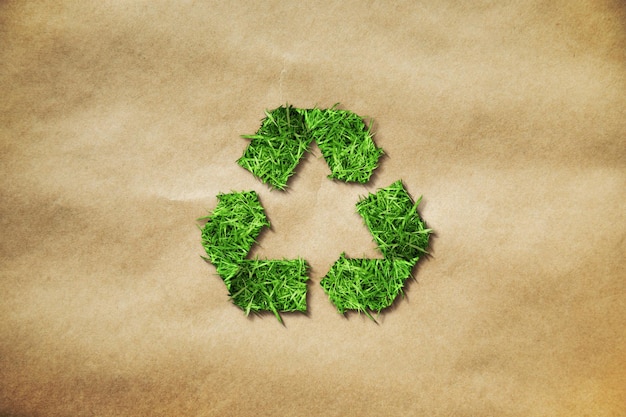 Signo de reciclaje creado a partir de hierba Fondo de papel Kraft Reutilización, reducción y concepto de reciclaje