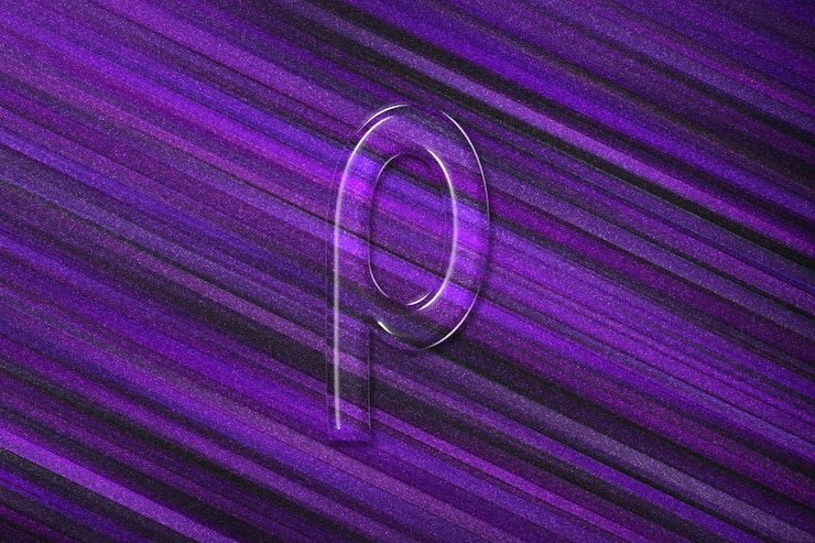Foto signo rho. letra rho, símbolo del alfabeto griego, fondo violeta