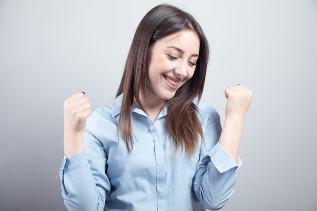 Foto signo de sí de mano de mujer de negocios feliz.