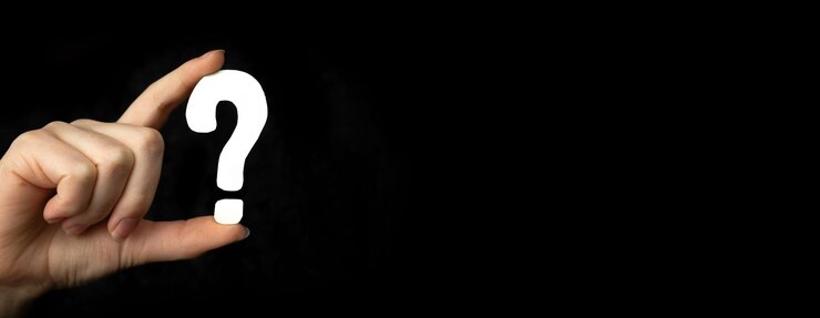 Foto signo de signo de interrogación de banner en la mano. icono de pregunta, símbolo sobre fondo negro