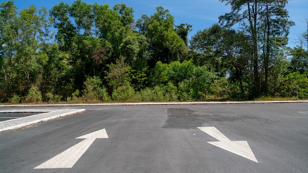 Signo de símbolo de flecha en estacionamiento