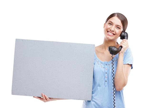 Signo de teléfono en blanco y retrato de una mujer con cartelera para publicidad con una sonrisa Modelo feliz y fondo blanco de un modelo aislado con publicidad de ventas y signo de marketing para marca