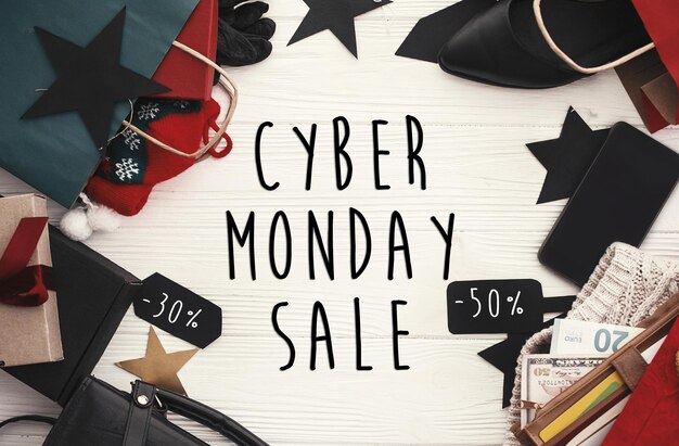 Signo de texto de venta de lunes cibernético Descuento especial oferta navideña Compras navideñas y ventas de temporada Cajas de regalo tarjetas de crédito y dinero en carteras bolsas etiquetas de ropa en madera rústica