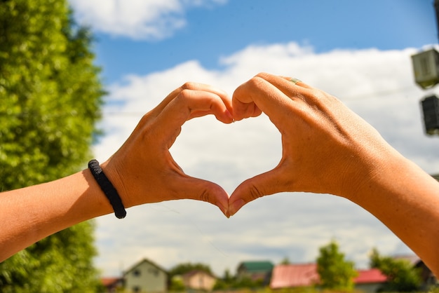 Signo universal en forma de corazón para el amor y el romance.