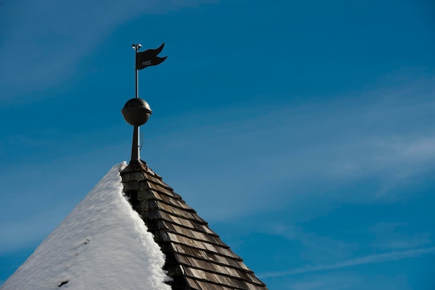 Signo de viento de casa vieja de Dolomitas en tiempo de nieve de invierno