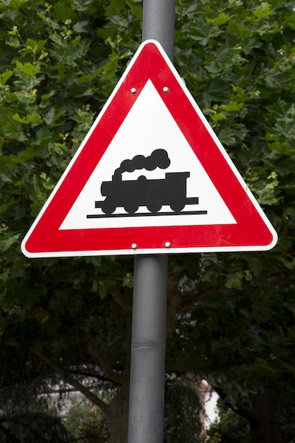 Foto signo de waring de cruce de ferrocarril en la naturaleza