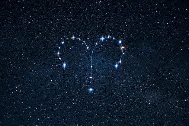 Signo del zodiaco Aries en el cielo estrellado con estrellas Concepto de astrología