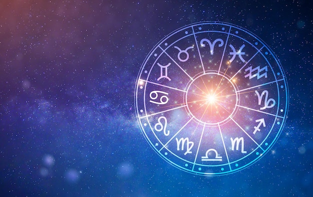 Foto signos do zodíaco dentro do círculo do horóscopo. astrologia no céu com muitas estrelas e luas astrologia e conceito de horóscopos