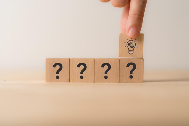 Los signos de interrogación y la bombilla simbolizan la idea o la solución La habilidad de resolver problemas, la creatividad, la innovación, la lluvia de ideas, el pensamiento crítico y el concepto de análisis de la causa raíz La idea y la respuesta de la pregunta