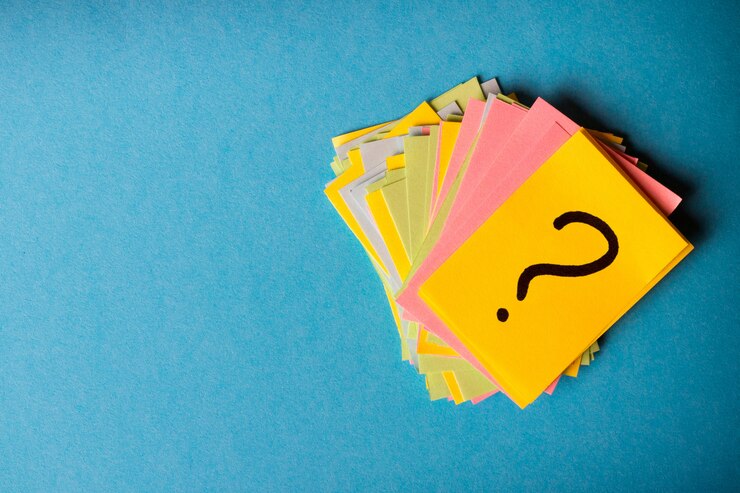 Foto signos de interrogación escritas recordatorios tickets