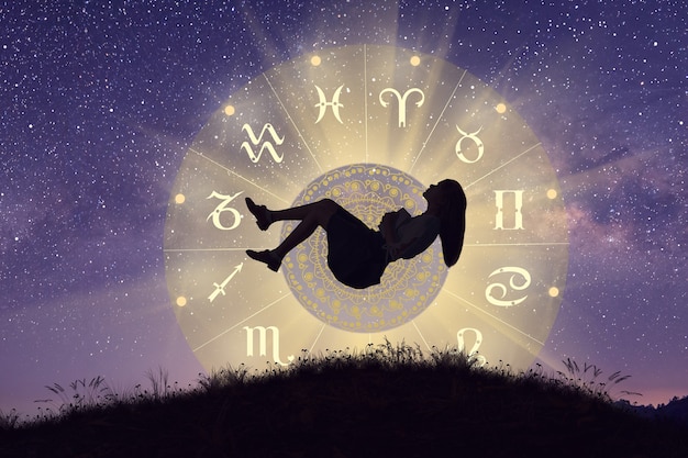 Los signos del zodíaco astrológico dentro del círculo del horóscopo Mujer lavitando sobre la rueda del zodíaco