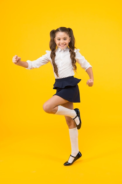 Sigue adelante Niño activo Chica en camino conocimiento Día del conocimiento Regreso a la escuela Niño alegre colegiala corriendo Alumno quiere estudiar Niño activo en movimiento Concepto de libertad Conocimiento determinado éxito