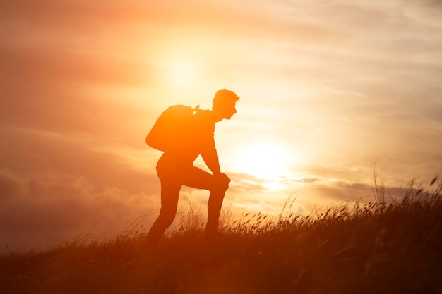 Sigue tus sueños, silueta del hombre al atardecer