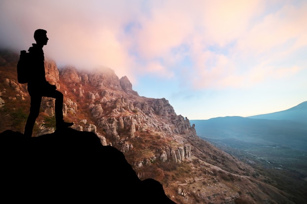 Sigue tus sueños, silueta del hombre al atardecer