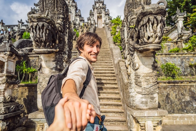 Sígueme foto joven turista en el fondo de tres escaleras de piedra en la hermosa pura lempuyang