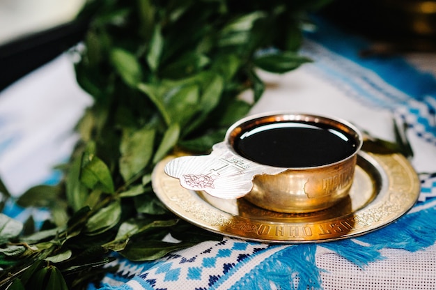 Silber, goldene Tasse Wein auf dem Tisch in der Kirche