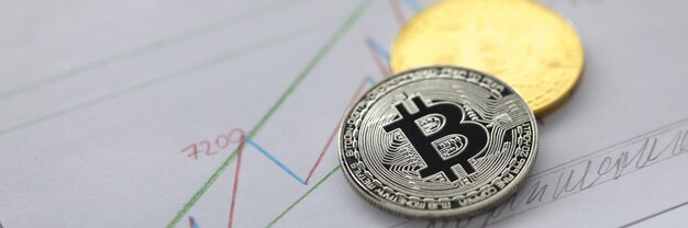 Silber und goldene Bitcoin-Münze liegen im Geschäft