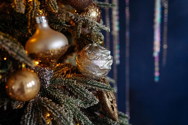 Silber- und Goldschmuck und Girlanden am Weihnachtsbaum