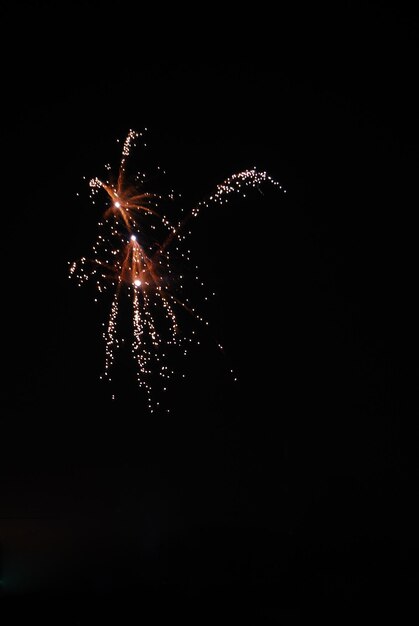 Silberexplosion bei einem Feuerwerk in der Silvesternacht