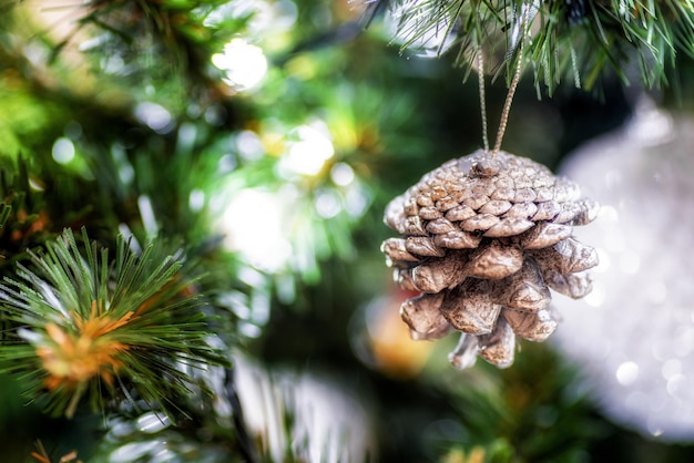 Silberkegel am Weihnachtsbaum