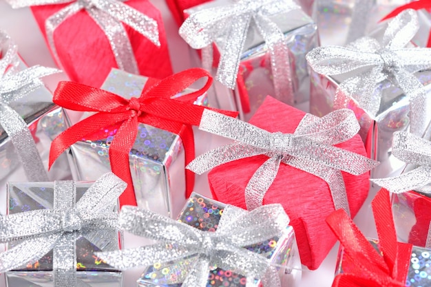 Foto silberne und rote geschenke nahaufnahme
