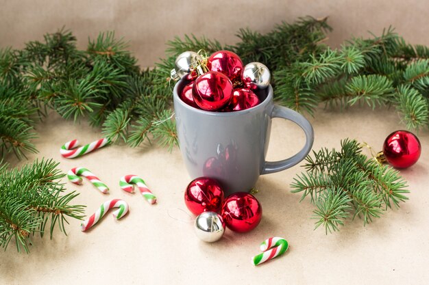 Silberne und rote Weihnachtsdekorationsbälle in der Schale mit Tannenbaum-Weihnachtshintergrund