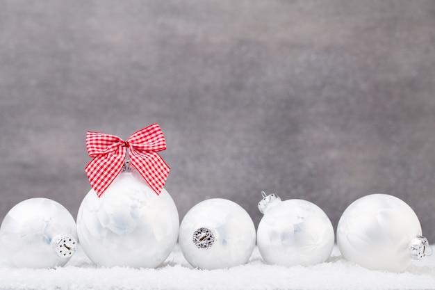 Silberne Weihnachtskugeln auf glänzendem Hintergrund