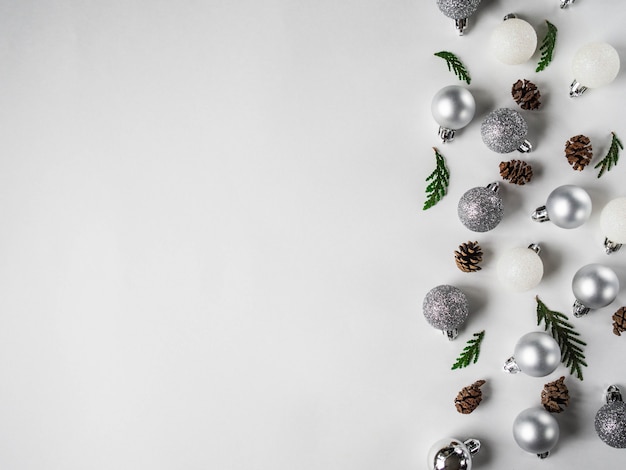 Silberner und weißer Funkelner Weihnachtsball, Kegel und Weihnachtsbaumastgrenzebenenlage.