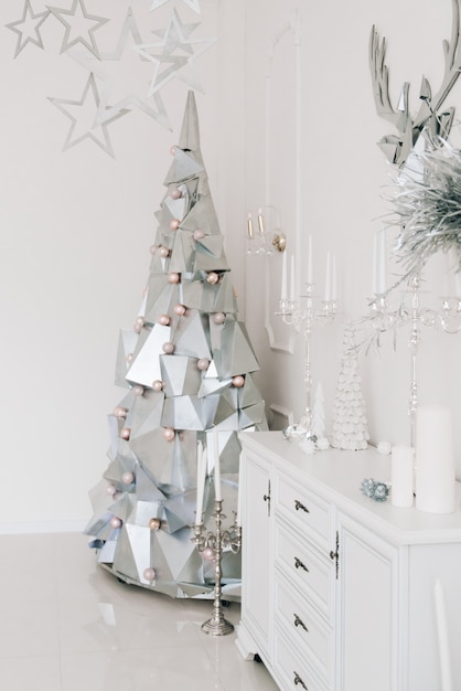 Silberner Weihnachtsbaum und Kerzen