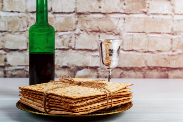 Silberner Weinbecher mit Mazza, jüdische Symbole für den Passahfest in Pesach. Passah-Konzept