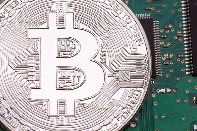 Silbernes Bitcoin mit Hintergrund der Computerteiltechnologie Bit coi